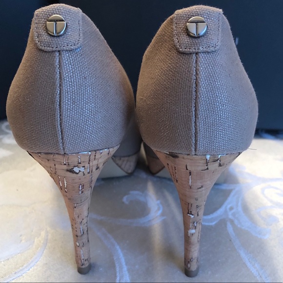 Tahari Sophia heels. 8.5M. Excellent condition. - Picture 6 of 10